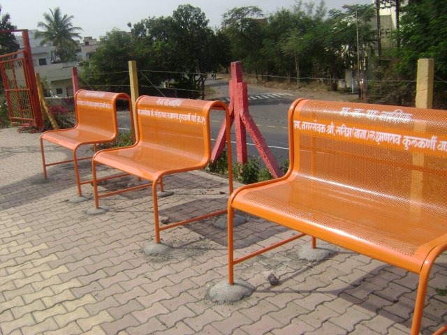 विश्रांतीसाठी मी आहे.. (बेंचेस)