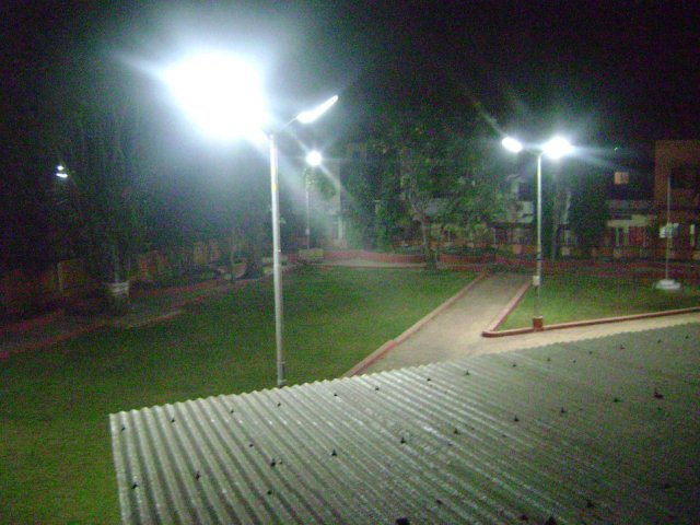 आपल्या वॉर्डातील वस्ती वाढत गेली वाढत्या वस्तीला त्या मानाने पुरेशा प्रमाणात स्ट्रीट लाईटची उपलब्धता नसल्यामुळे बऱ्याच भागांमध्ये अंधाराचे साम्राज्य होते जे स्ट्रीट लाईट होते त्यातले बरेचशे नादुरुस्त होते. ही उणीव लक्ष्यत घेउन आपल्या भागातील रस्त्यावर भरपूर प्रकाश देणारे आधुनिक स्ट्रीट लाईट बसविण्यात आले. 