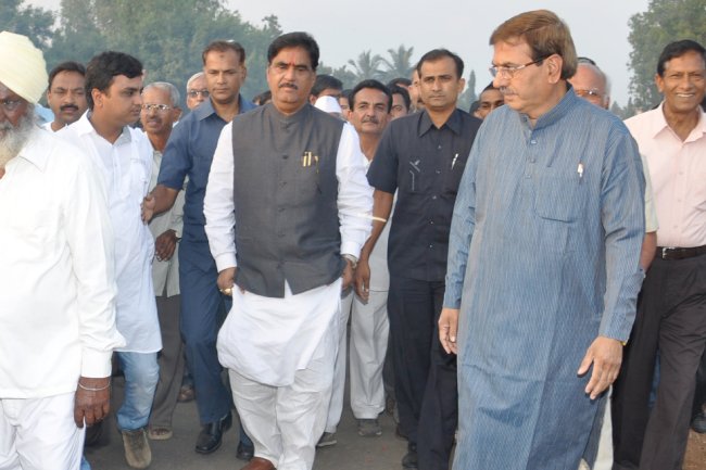 मा.खा. मुंडे साहेबांसमवेत  शहर भारतीय जनता पार्टीचे सर्व पदाधिकारी. सतीश नानांनी केलेल्या कामांचा माला खरोखर अभिमान वाटतो. -मा गोपीनाथ मुंडे .