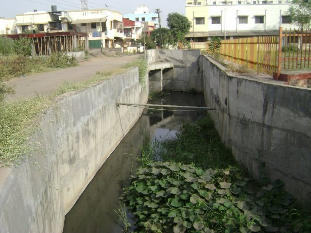 निसर्गरम्य परिसारत राहायला सर्वांनाच आवडते पण रस्ते, पाणी, वीज, फुट पाथ वैगरे सोयी नसल्या तर अशा वातावरणात कोणाला राहायला आवडते? म्हणूनच छोट्या छोट्या मुलभूत गोष्टी गरजा महत्वाच्या ठरतात त्या पाठपुरावा करून पूर्ण करून घ्याव्या लागतात .वॉर्डच्या अनेक भागात ड्रेनेजची सोय नसल्यामुळे सांड पाण्याची विल्हेवाट योग्य प्रकारे केली जात नव्हती. त्यामुळे सगळीकडे दुर्गंधीचे साम्राज्य होते हे सर्व आरोग्याच्या दुर्ष्टीने घातक होते.