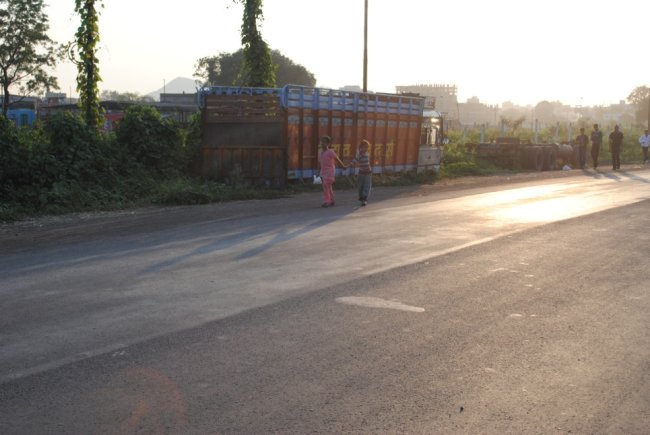 अरुंद रस्ते,न झालेले डांबरीकारण यामुळे नागरिकांचे खूप हाल होतात रस्ता रुंदीकरण, डांबरीकरण, इंटरलॉकिंग ब्लॉक 		बसविणे ही कामे ही महत्वाची आहेत.