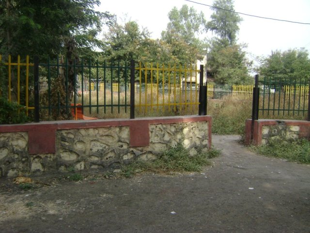 वॉर्डातील मोकळ्या जागांवर कोणतेही अतिक्रमण होणार नाही यासाठी अनेक मोकळ्या जागांना वॉल कंपाउंड केले .